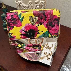 Gorgeous Betty Johnson wristlet in beautiful flowers NWOT never used